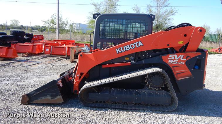 image for item EI9075 2017 Kubota SVL95-2S skid steer