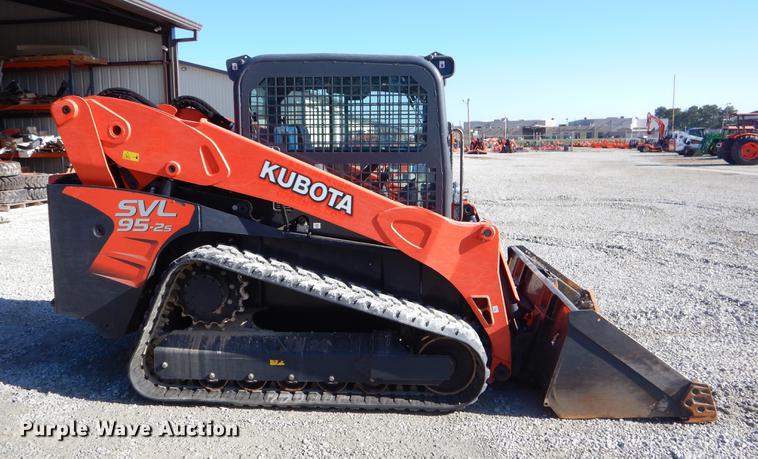 image for item EI9076 2017 Kubota SVL95-2S skid steer