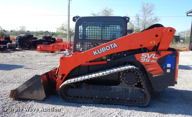 image for item EI9076 2017 Kubota SVL95-2S skid steer