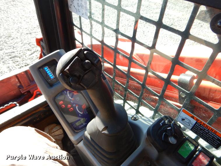 image for item EI9076 2017 Kubota SVL95-2S skid steer