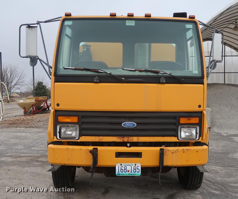 image for item AT9246 1993 Ford CF7000 street sweeper truck