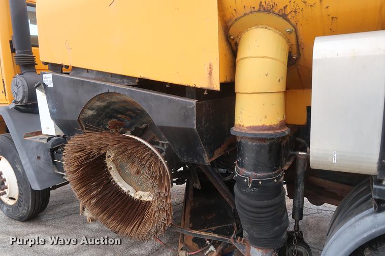 image for item AT9246 1993 Ford CF7000 street sweeper truck