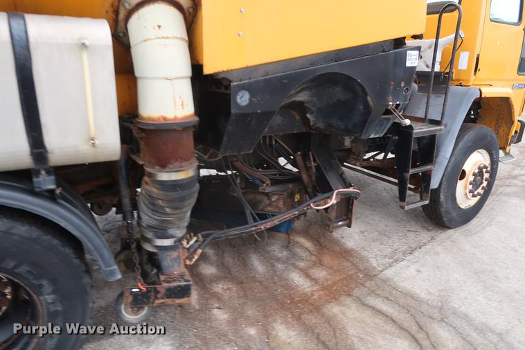 image for item AT9246 1993 Ford CF7000 street sweeper truck