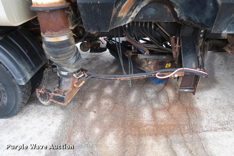 image for item AT9246 1993 Ford CF7000 street sweeper truck