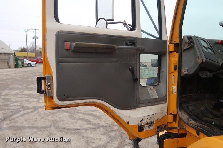 image for item AT9246 1993 Ford CF7000 street sweeper truck