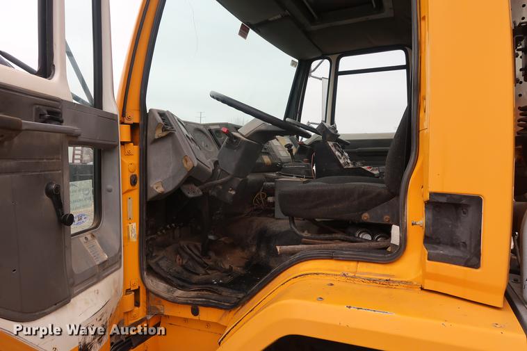 image for item AT9246 1993 Ford CF7000 street sweeper truck