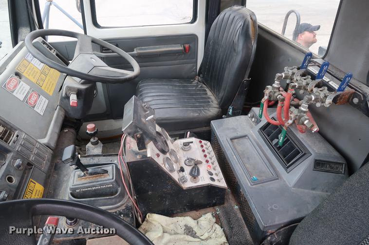 image for item AT9246 1993 Ford CF7000 street sweeper truck