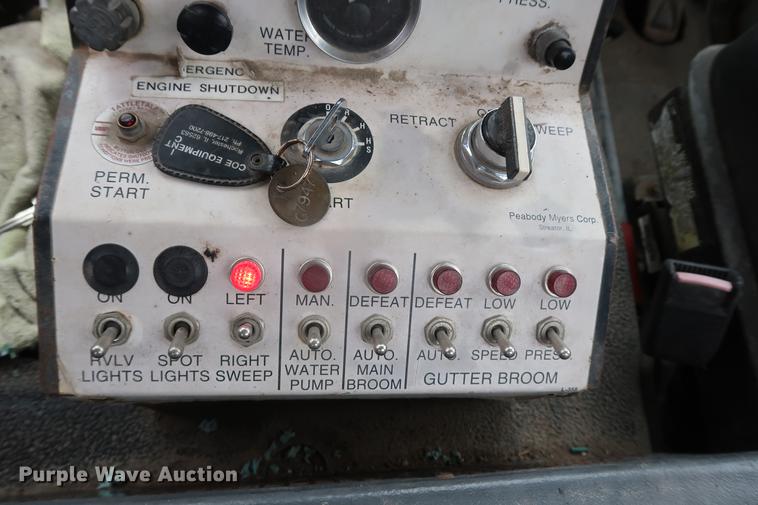 image for item AT9246 1993 Ford CF7000 street sweeper truck