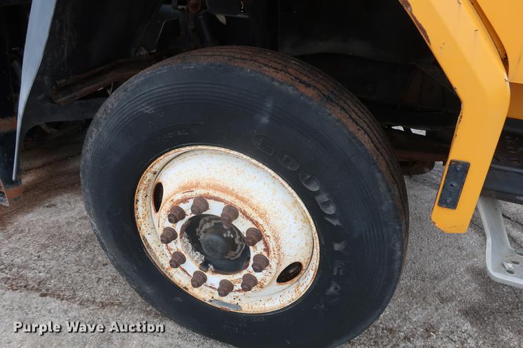 image for item AT9246 1993 Ford CF7000 street sweeper truck