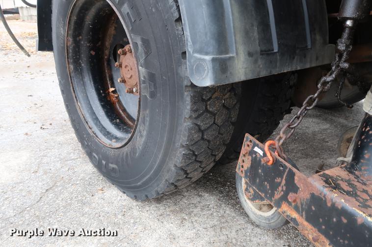 image for item AT9246 1993 Ford CF7000 street sweeper truck