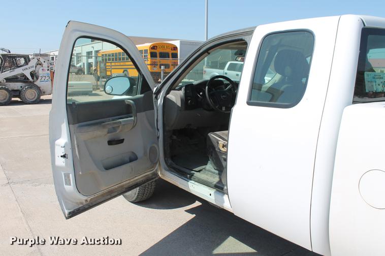 image for item DB5180 2007 Chevrolet Silverado 2500HD LS Ext. Cab pickup truck