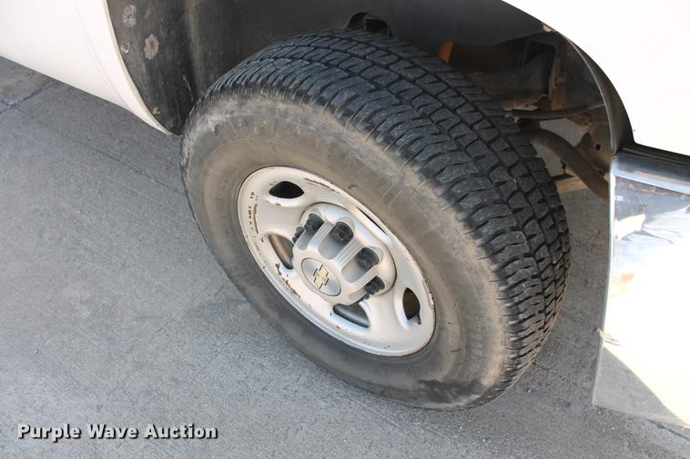 image for item DB5180 2007 Chevrolet Silverado 2500HD LS Ext. Cab pickup truck