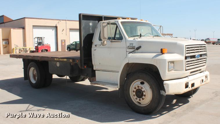 image for item DB5190 1993 Ford F700 flatbed truck
