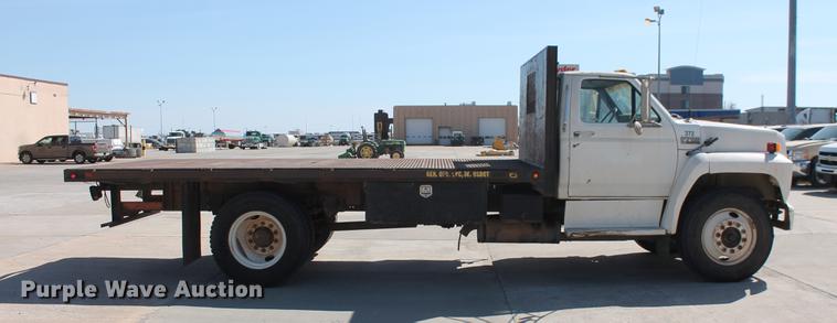 image for item DB5190 1993 Ford F700 flatbed truck