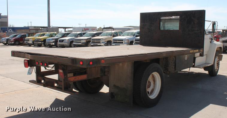 image for item DB5190 1993 Ford F700 flatbed truck