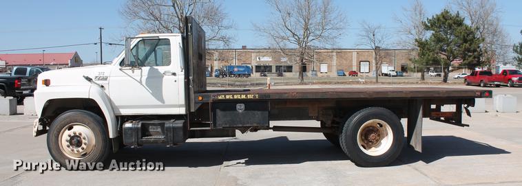 image for item DB5190 1993 Ford F700 flatbed truck