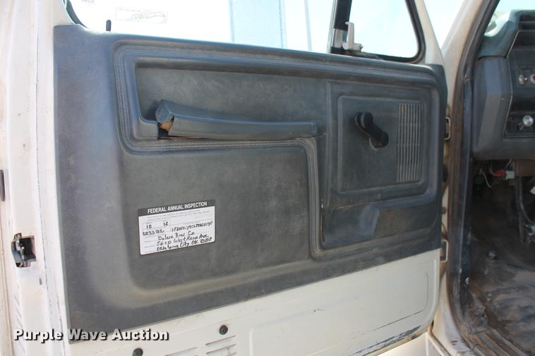 image for item DB5190 1993 Ford F700 flatbed truck