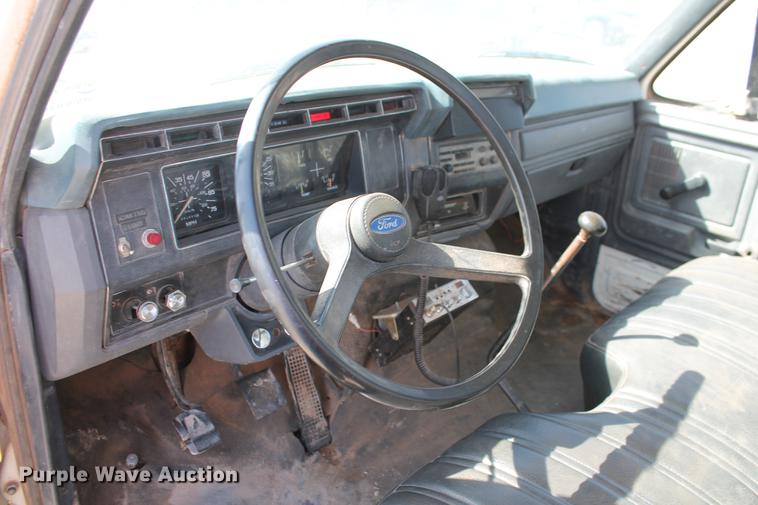 image for item DB5190 1993 Ford F700 flatbed truck