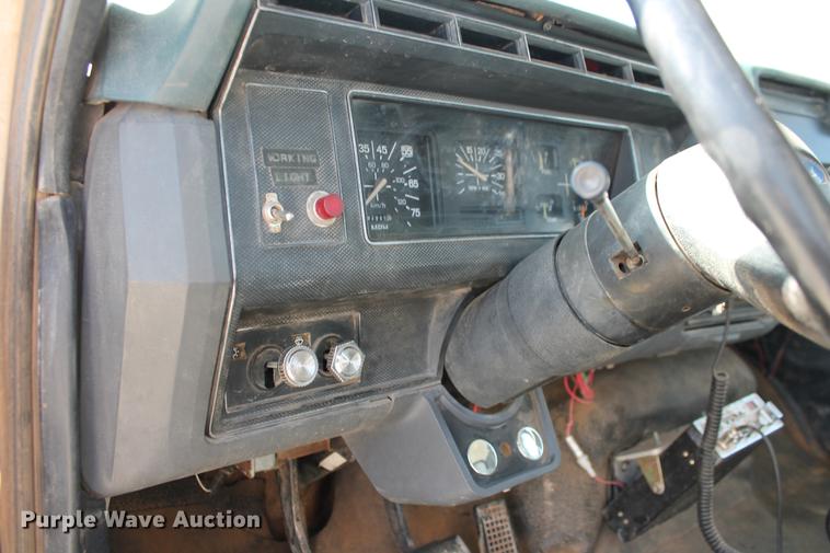 image for item DB5190 1993 Ford F700 flatbed truck