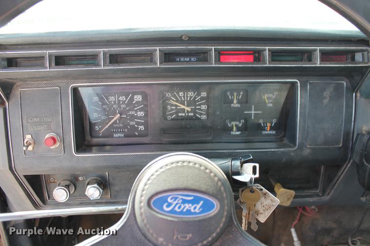 image for item DB5190 1993 Ford F700 flatbed truck
