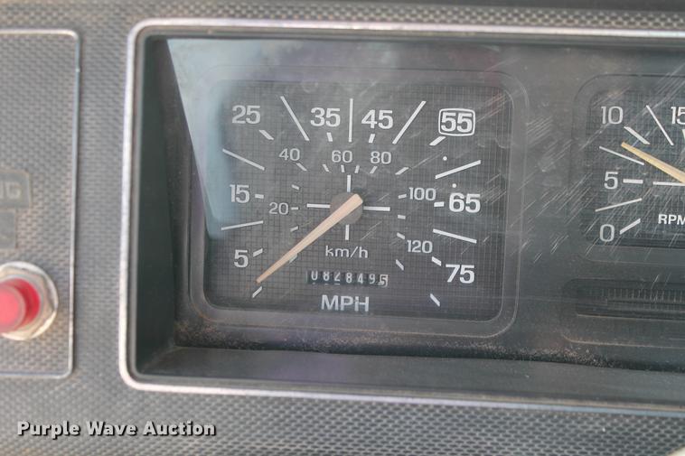 image for item DB5190 1993 Ford F700 flatbed truck