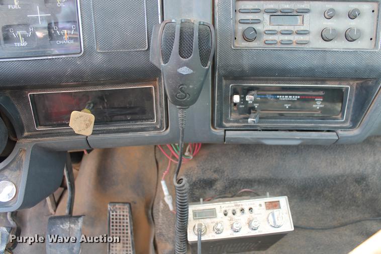 image for item DB5190 1993 Ford F700 flatbed truck