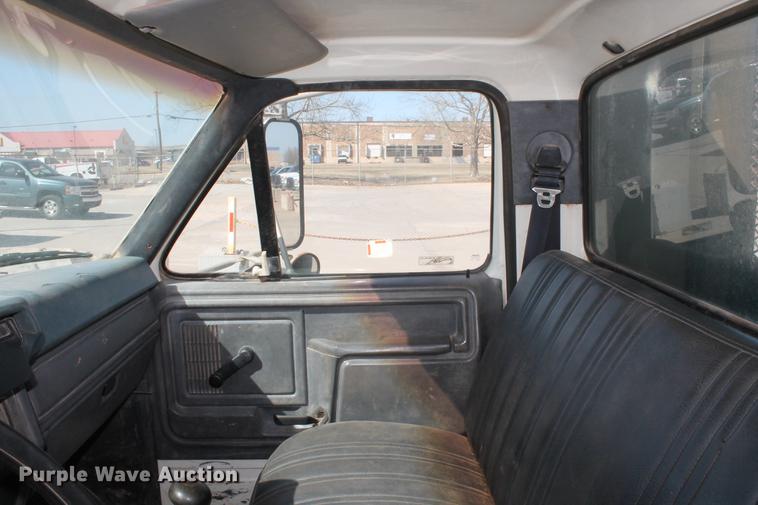 image for item DB5190 1993 Ford F700 flatbed truck