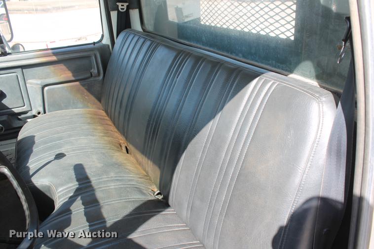 image for item DB5190 1993 Ford F700 flatbed truck