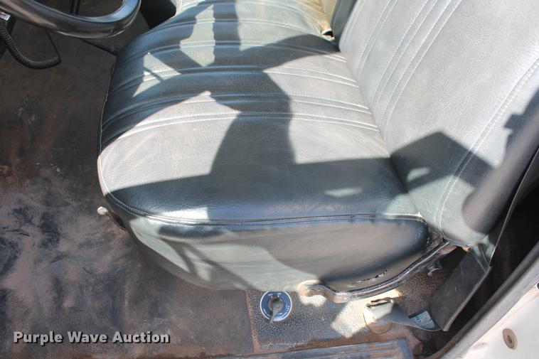 image for item DB5190 1993 Ford F700 flatbed truck