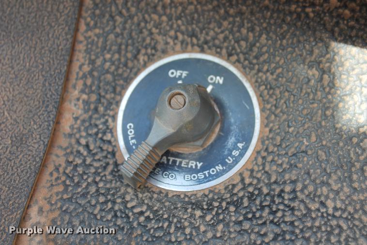 image for item DB5190 1993 Ford F700 flatbed truck