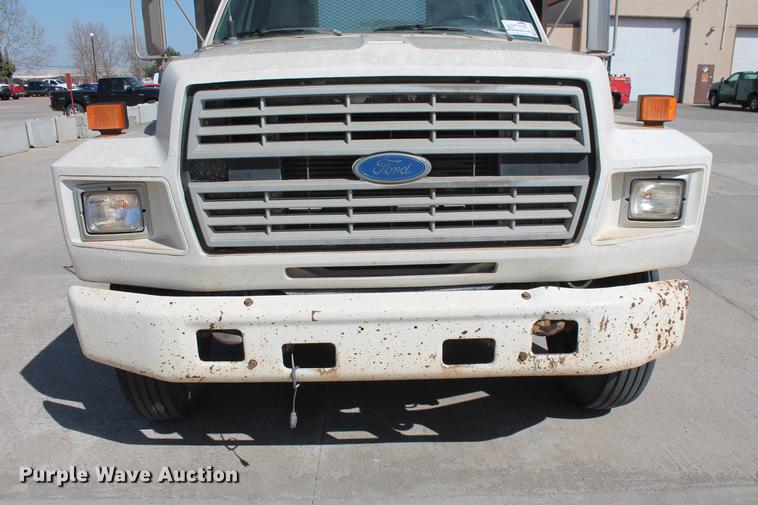 image for item DB5190 1993 Ford F700 flatbed truck