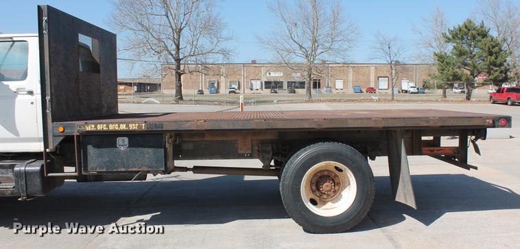 image for item DB5190 1993 Ford F700 flatbed truck
