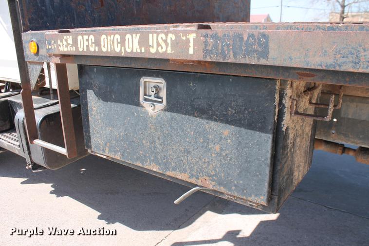image for item DB5190 1993 Ford F700 flatbed truck