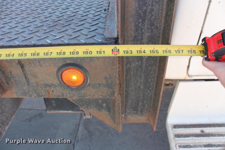 image for item DB5190 1993 Ford F700 flatbed truck