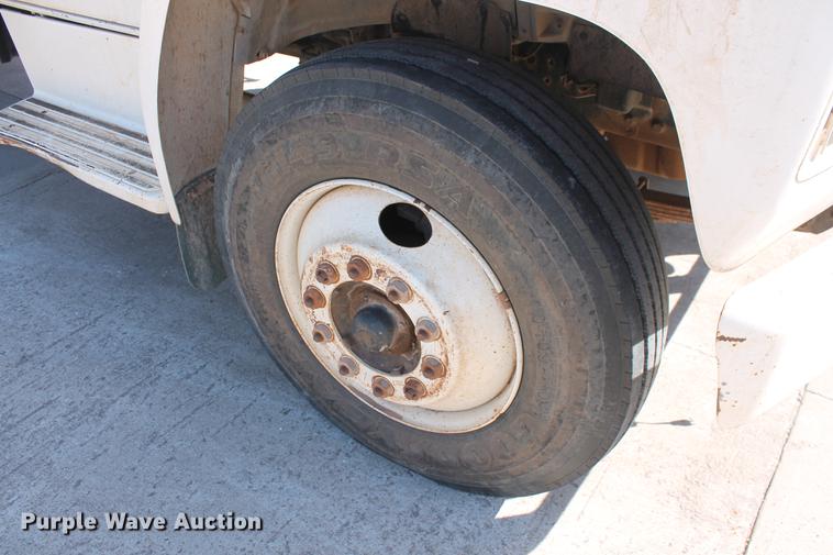 image for item DB5190 1993 Ford F700 flatbed truck