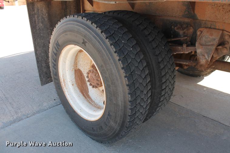 image for item DB5190 1993 Ford F700 flatbed truck