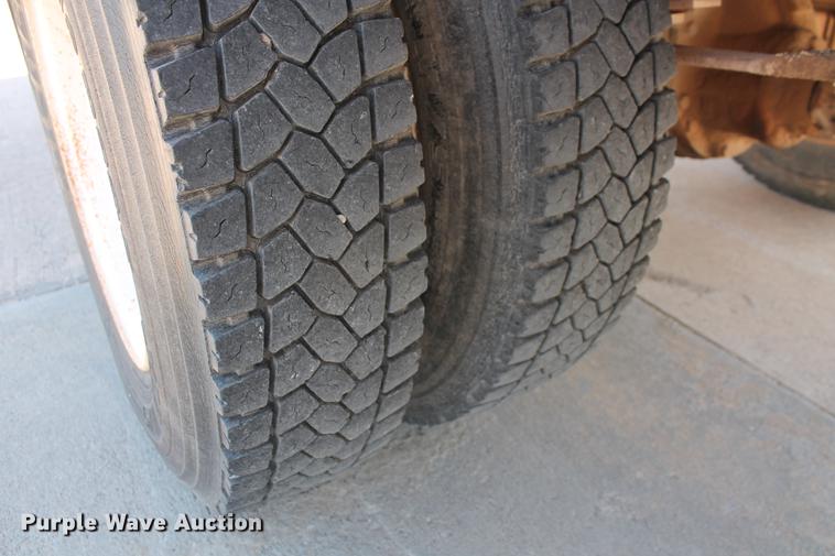 image for item DB5190 1993 Ford F700 flatbed truck