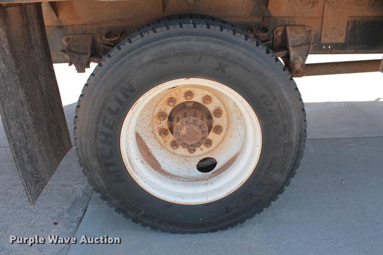 image for item DB5190 1993 Ford F700 flatbed truck