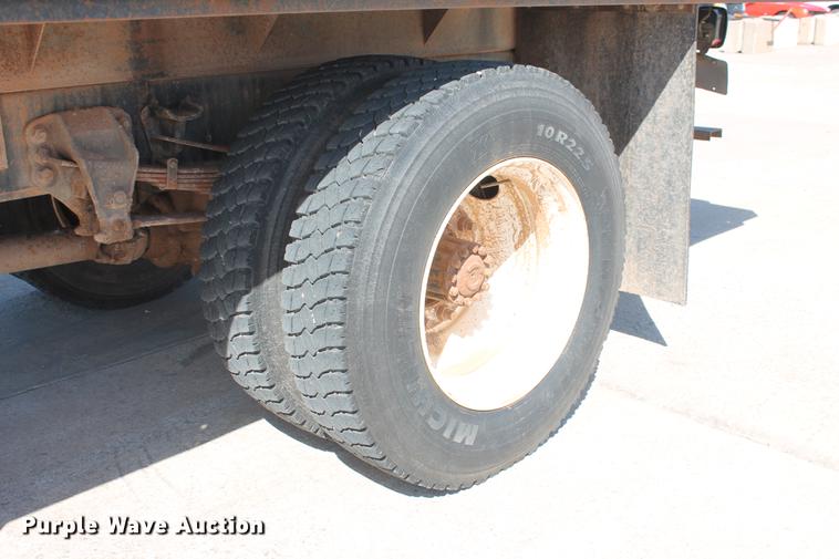 image for item DB5190 1993 Ford F700 flatbed truck
