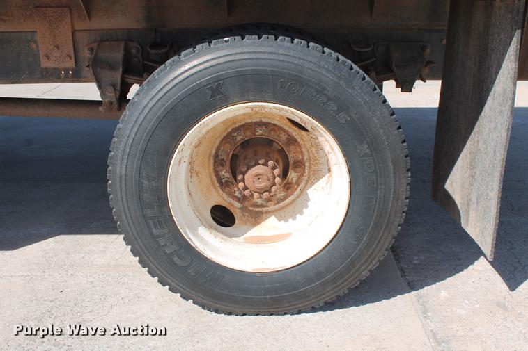 image for item DB5190 1993 Ford F700 flatbed truck