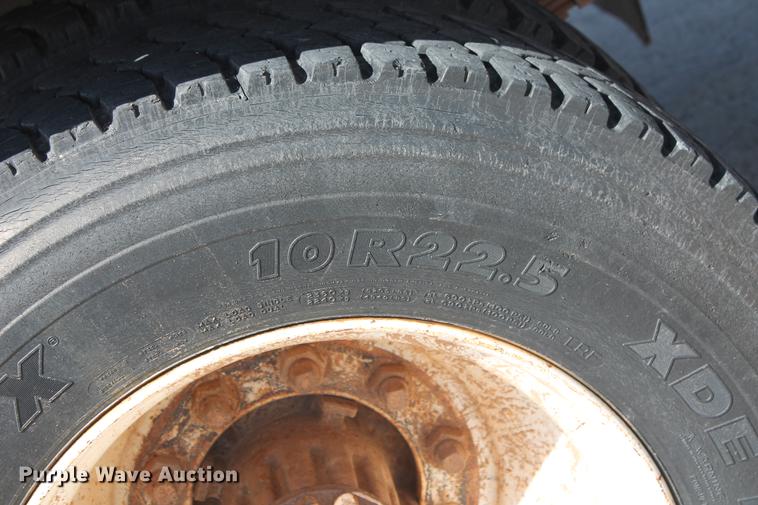image for item DB5190 1993 Ford F700 flatbed truck