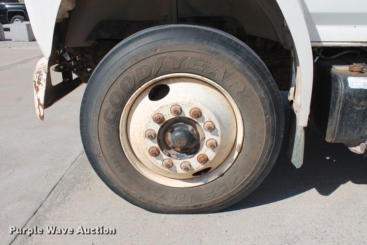 image for item DB5190 1993 Ford F700 flatbed truck