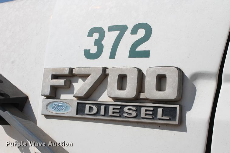 image for item DB5190 1993 Ford F700 flatbed truck