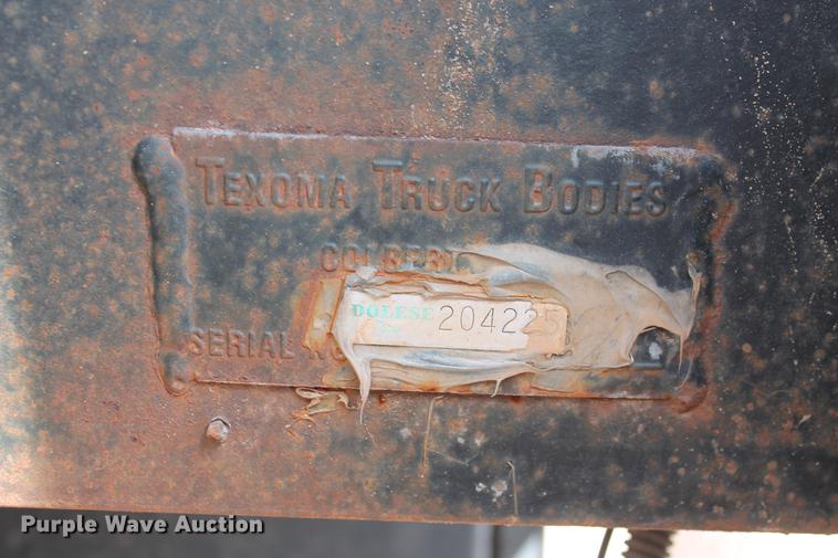 image for item DB5190 1993 Ford F700 flatbed truck