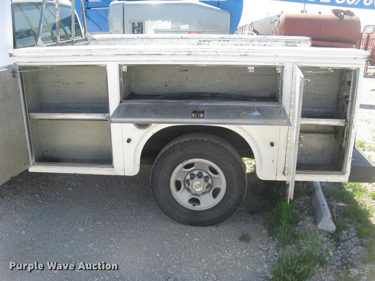 image for item DC2262 2001 Chevrolet Silverado 2500 utility bed pickup truck