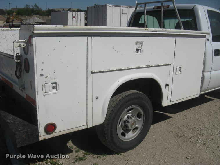 image for item DC2262 2001 Chevrolet Silverado 2500 utility bed pickup truck