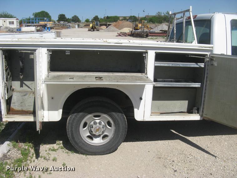 image for item DC2262 2001 Chevrolet Silverado 2500 utility bed pickup truck