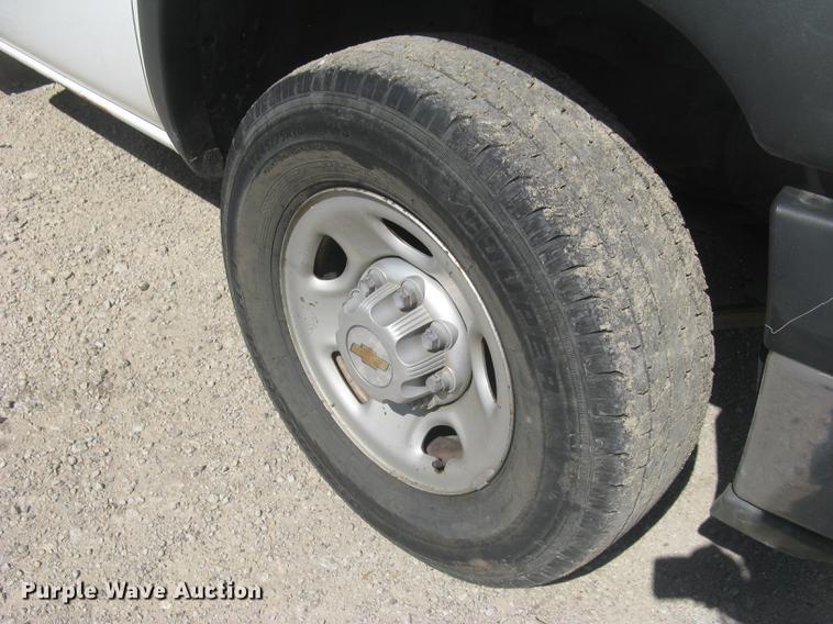 image for item DC2262 2001 Chevrolet Silverado 2500 utility bed pickup truck