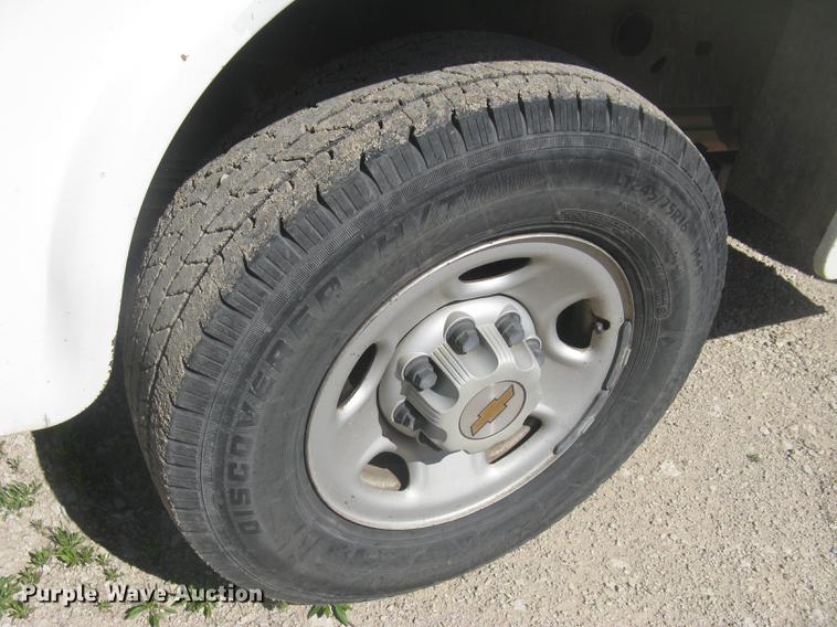 image for item DC2262 2001 Chevrolet Silverado 2500 utility bed pickup truck