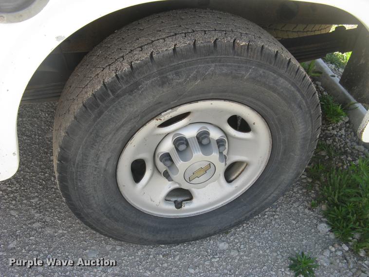 image for item DC2262 2001 Chevrolet Silverado 2500 utility bed pickup truck